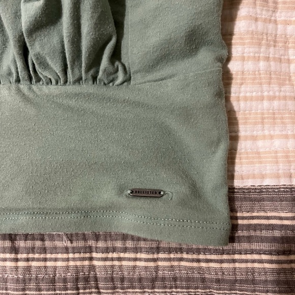 Hollister Olive Green Women's Crop Top.
Small. - Picture 2 of 3